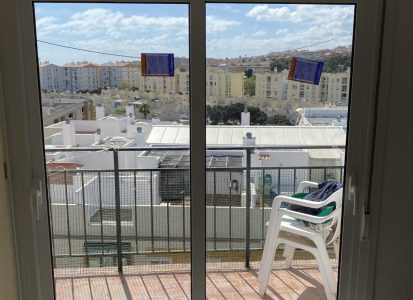 Puertas correderas de cristal a un balcón con vistas
